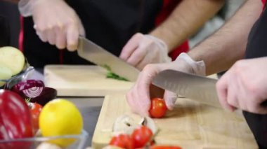 Mutfakta bir aşçı bir servis için domates kesme