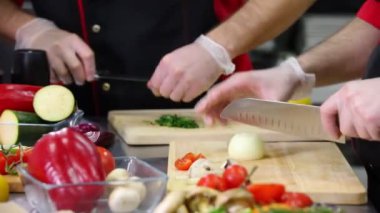 Bir servis için soğan ve yeşillikleri kesme mutfakta bir şef