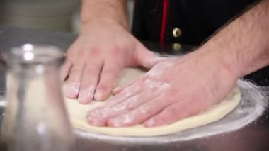 Restoran mutfağı. Pizza için hamur yapan bir şef