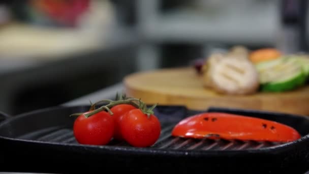 Šéfkuchař pracující v kuchyni. Fritované zeleniny z pánve na stole — Stock video