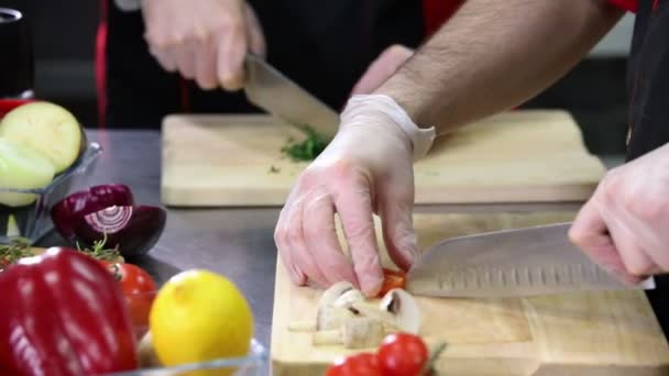 Шеф-повар на кухне режет помидор для украшения — стоковое видео