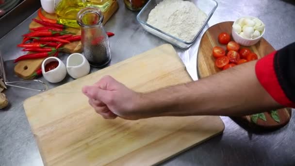 Restaurant kitchen. Putting the salt on the desk — Stock Video