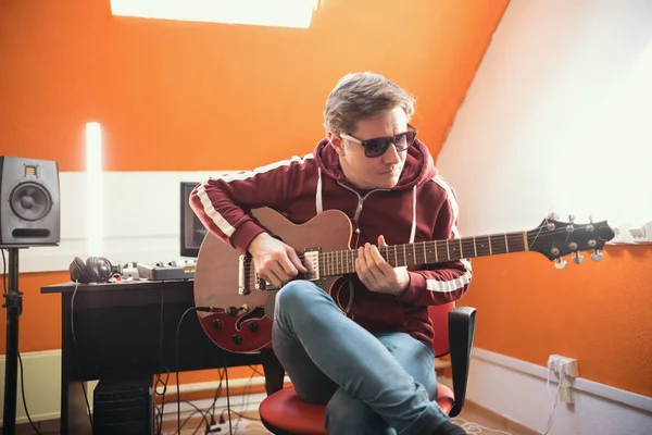 스튜디오에서 기타를 연주하는 음악가 남자 — 스톡 사진