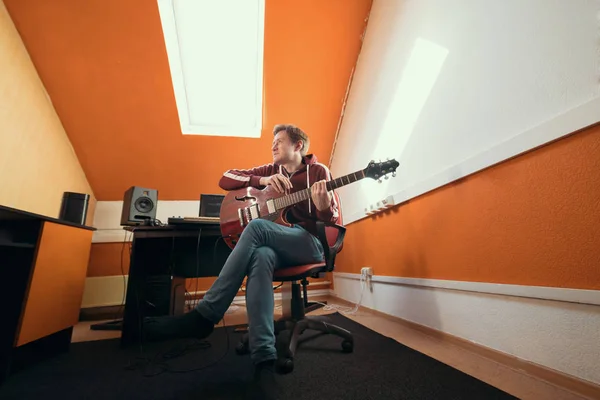 Чоловік грає на гітарі в студії звукозапису — стокове фото
