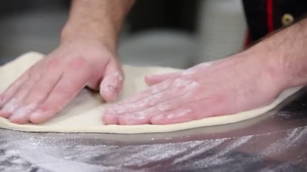 餐厅厨房。一个厨师在做披萨的面团。双手合拢 — 图库视频影像