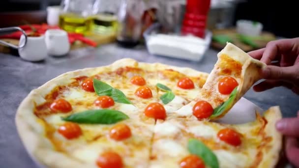 Restoran mutfağı. Bir kişi Caesar pizza bir parça alır — Stok video