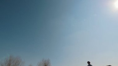 Bisikletli bir adam skatepark 'ta hileler yapıyor. Havadaki Dengeleme