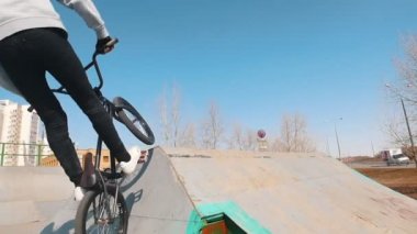 Bir BMX binici skatepark becerilerini eğitim