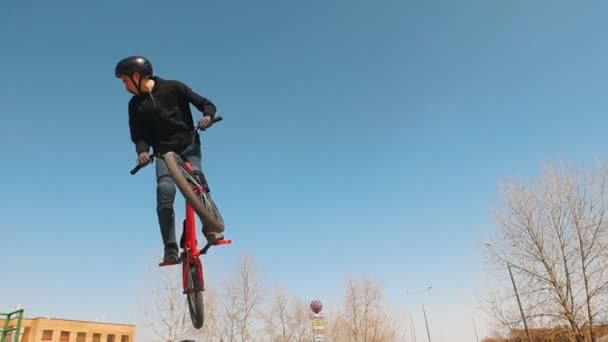 BMX jezdec náhodně spadne z jízdního kola a provádí trik — Stock video