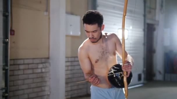 Un hombre entrenando su habilidad jugando berimbau — Vídeos de Stock