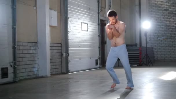Спортивний чоловік зігрівається перед тренуванням — стокове відео