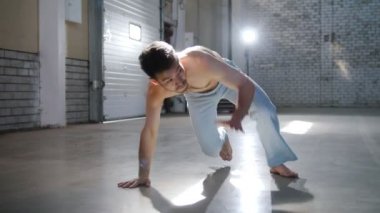 Atletik bir adam eğitimi. İtiş yapan, ısınan ve havaya tekmeleyen bir adam.