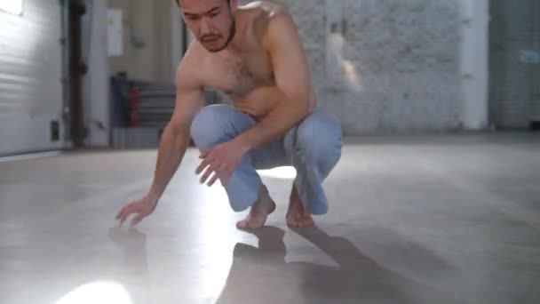 Um atlético treinando suas habilidades de capoeira — Vídeo de Stock
