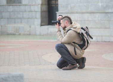 Şehir sokakları. Bir adam onun kamera bir çekim alarak