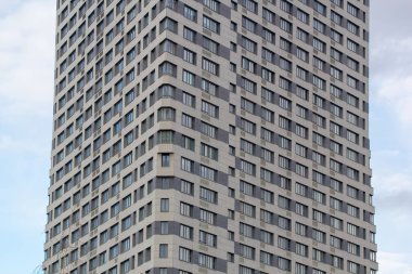 Üçgen keskin şeklinde modern bir bina