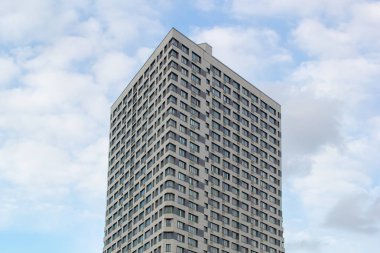 Gökyüzünün arka planında üçgen şeklinde modern bir bina