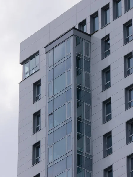 Ein modernes Gebäude in der Stadt. Glasfenster auf den Balkonen — Stockfoto