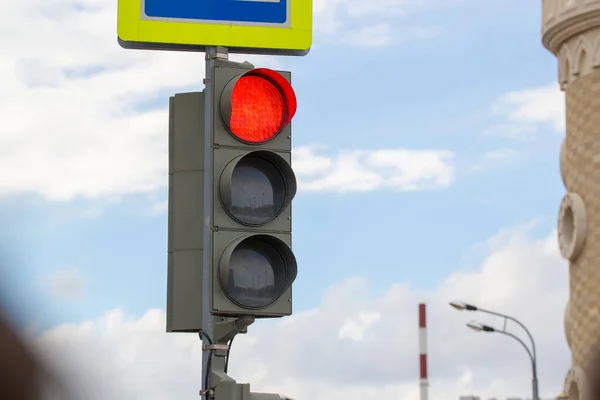 도시의 거리에 있는 빨간 신호등 — 스톡 사진