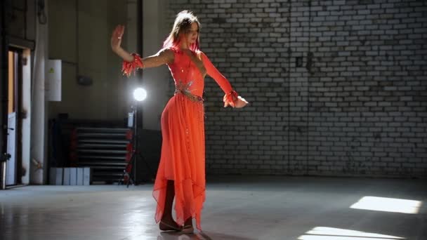 Νεαρή όμορφη γυναίκα μπαλαρίνα χορεύει στο pointe παπούτσια — Αρχείο Βίντεο