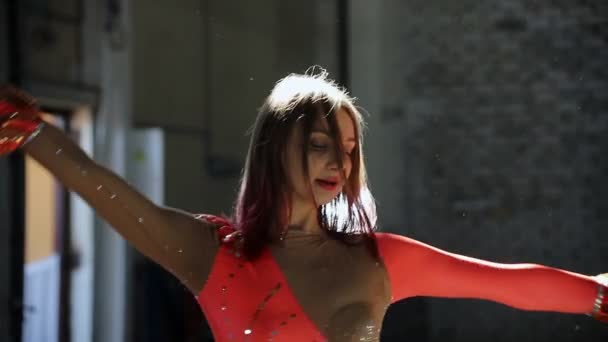 Молода жінка балерина з рожевим волоссям витончено танцює — стокове відео