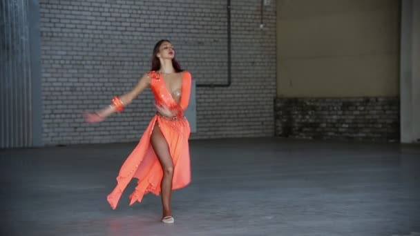 Молодая красивая женщина балерина делает изящное представление — стоковое видео