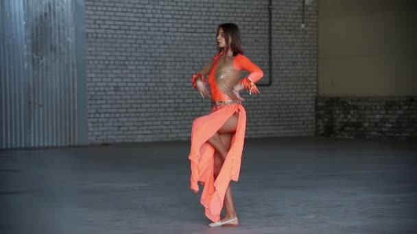 Joven bailarina haciendo una actuación con gracia — Vídeos de Stock