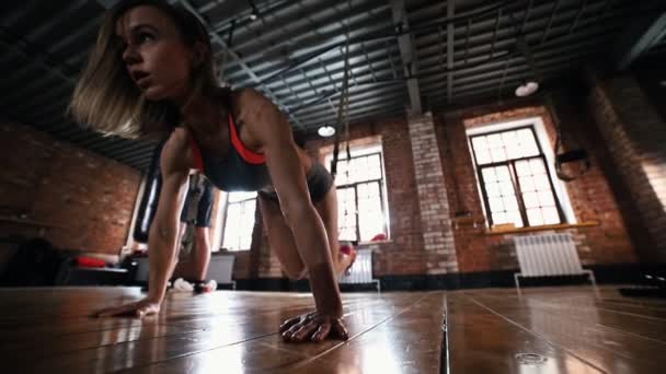 运动员妇女训练表演力量练习 — 图库视频影像