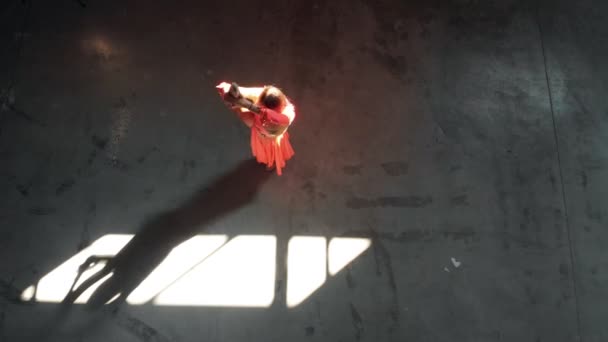 Entrenamiento de ballet en interiores. Mujer joven bailarina realizando elementos acrobáticos — Vídeo de stock