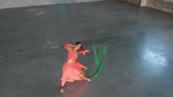 Обучение балету в помещении. Девушка-балерина исполняет элементы с акробатической лентой — стоковое видео