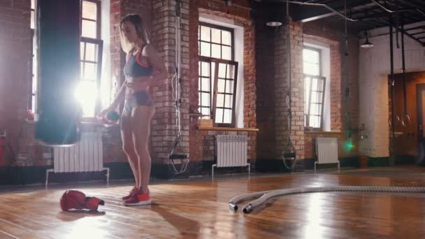 Yorgun bir kadın boksör boxer eldiven aşağı düşer ve uzaklaşır — Stok video