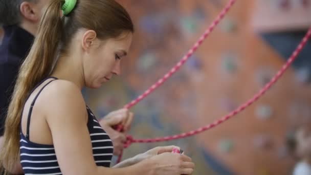 익스트림 스포츠, 볼더링. 등반을 준비하는 젊은 여성 — 비디오