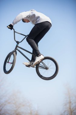 Skatepark'ta bir bmx binici havada bir hile yapıyor