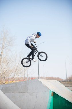 Havadaki skateparkta bir bmx sürücüsü. Gün ışığı