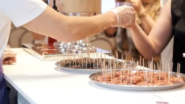뷔페에서 일하는 사람. 음식 조각을 만드는 사람들 — 비디오
