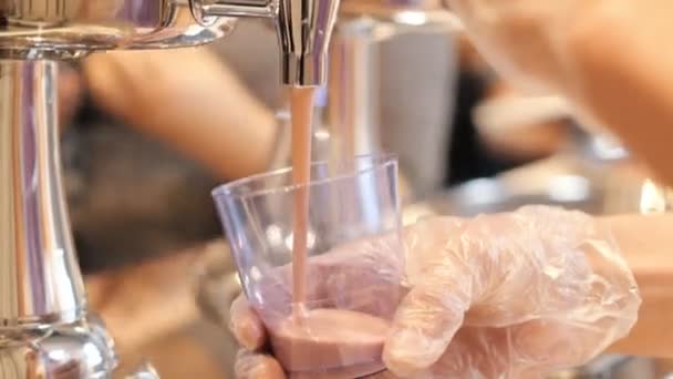 Ένα άτομο που δουλεύει στον μπουφέ. Χύνοντας ένα ροζ ποτό στο Κύπελλο — Αρχείο Βίντεο
