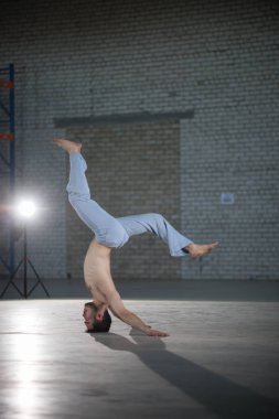 Capoeira antrenmanında atletik bir adam. Omurga viraj ile başında bir stand performans