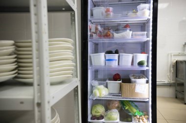 Restoran mutfağı. Ürünleri ile açık bir buzdolabı