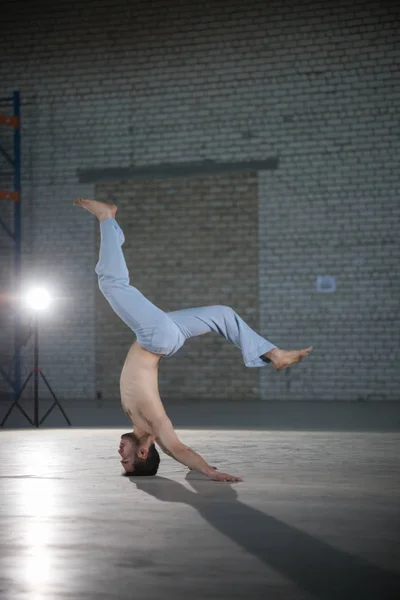 Atletyczny człowiek na szkolenia Capoeira. Wykonywanie stoiska na głowie z zgięcie kręgosłupa — Zdjęcie stockowe