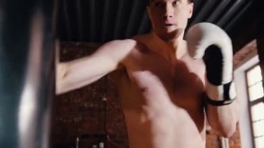 Spor salonunda boks becerilerini geliştiren bir adam.
