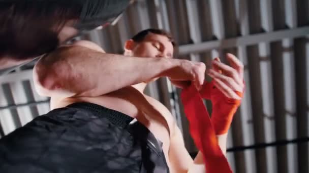 Sportowiec w siłowni bandaże rękę przed treningiem — Wideo stockowe