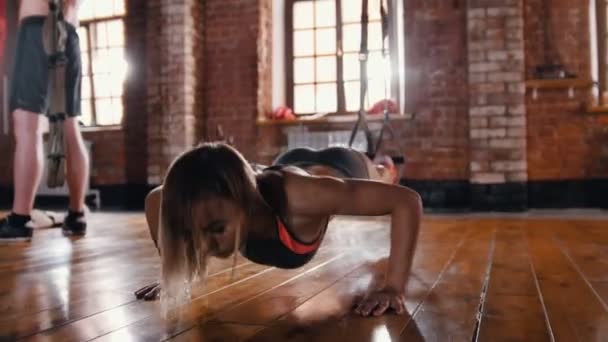 Um atleta pessoas em treinamento na ginástica exercícios de força de desempenho — Vídeo de Stock