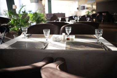 Rusya, Kazan. 09-04-2019: Modern kafe. Üzerinde gözlük olan ayrılmış masalar