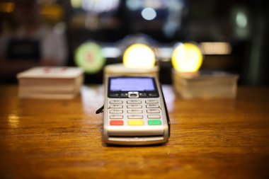 Masada akıllı telefon ile temassız ödeme için bir terminal