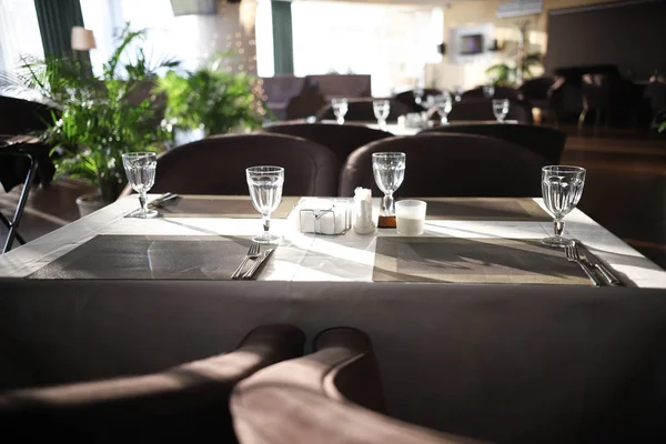 Rusya, Kazan. 09-04-2019: Modern kafe. Üzerinde gözlük olan ayrılmış masalar