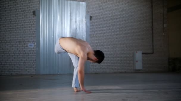 Um homem a treinar as suas habilidades. Mostrando elementos de capoeira — Vídeo de Stock