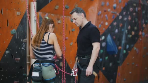 Extrémní sport, boulderingu. Mladá žena, která mluvila se svým trenérem — Stock video