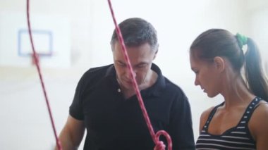 Ekstrem sporlar, bouldering. Tırmanmadan önce genç bir kadınla konuşan bir kanepe