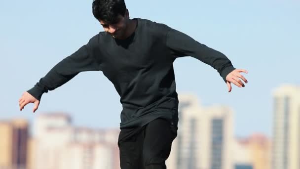 Молодий чоловік виконує акробатичні трюки в повітрі . — стокове відео