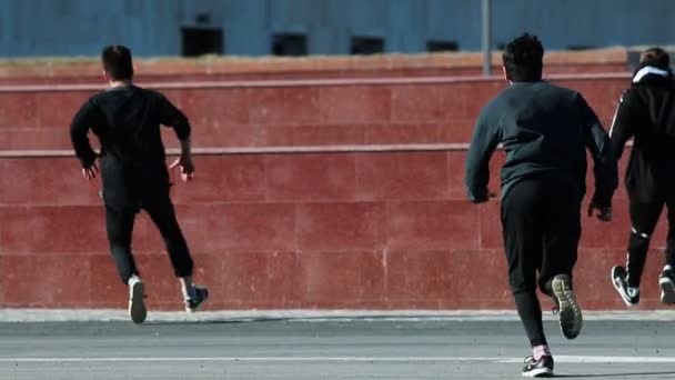 Trois jeunes hommes athlétiques surmontant les obstacles — Video