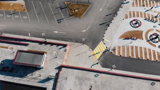 Şehir sokaklarının havadan görünümü. Üç parkour erkek yürüyüş — Stok video